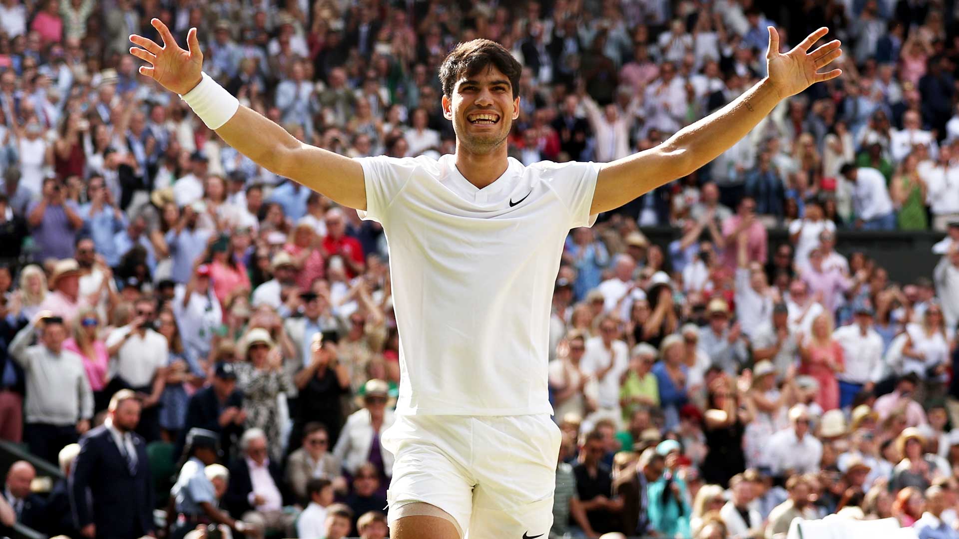 Alcaraz batte Djokovic in finale a Wimbledon con il brivido finale
